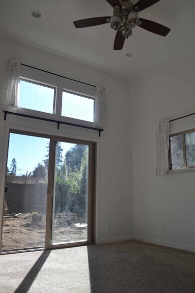 master bedroom lots of natural light and sliding door to fenced backyard - 5246 Northridge Road