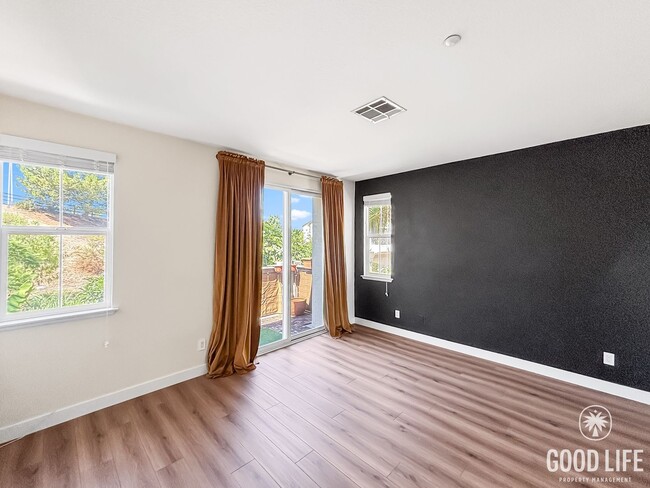 Building Photo - Stunning 3BD/2.5BA Townhouse in Eastlake W...