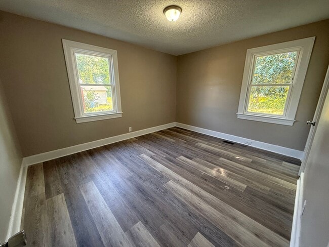 Building Photo - 221 Spruce St W