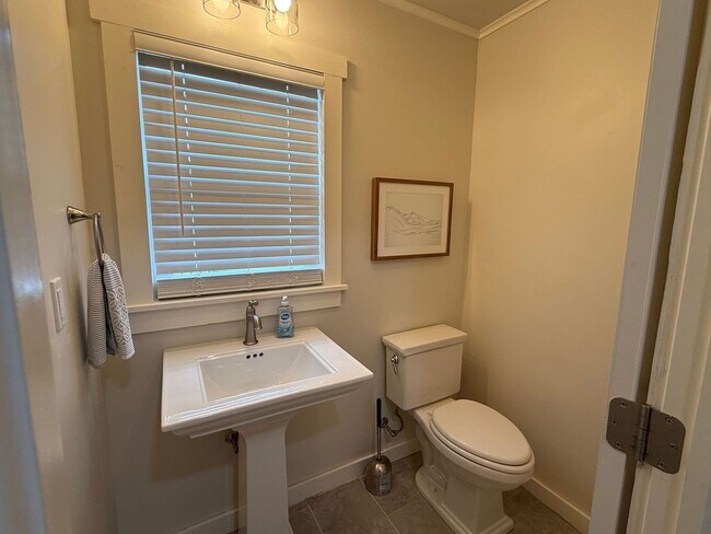 Building Photo - Welcome to your new charming 3-bedroom, 1.5-bath home in Broken Arrow close to Main Street!