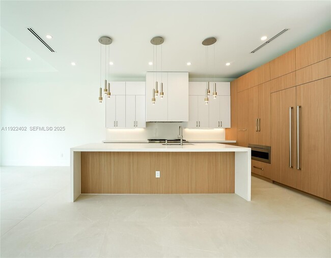 Building Photo - 333 NE Spanish Ct