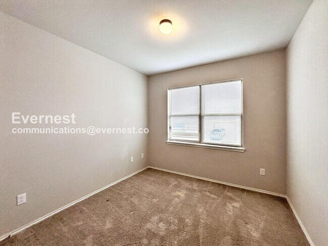 Building Photo - 3-Bed, 2-Bath Townhome with Fenced Yard & Garage / Pet-Friendly / Available Now!