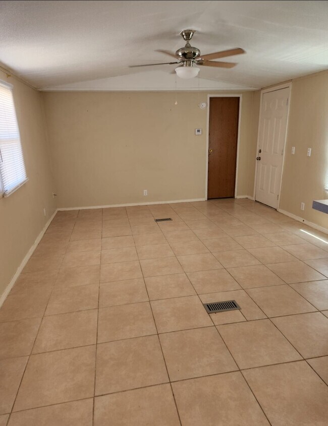 Building Photo - 421 E Zipp Rd