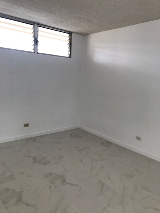 Building Photo - 2-bedrrom, 1-bath Lakeview Gardens