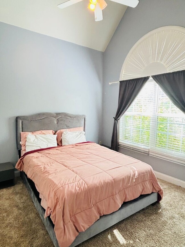 Building Photo - Stunning and spacious 3 bedroom/2 bath