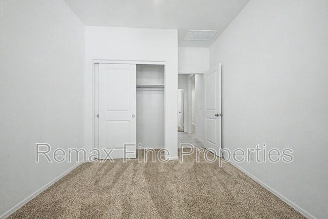 Building Photo - 15543 W Desert Hollow Dr