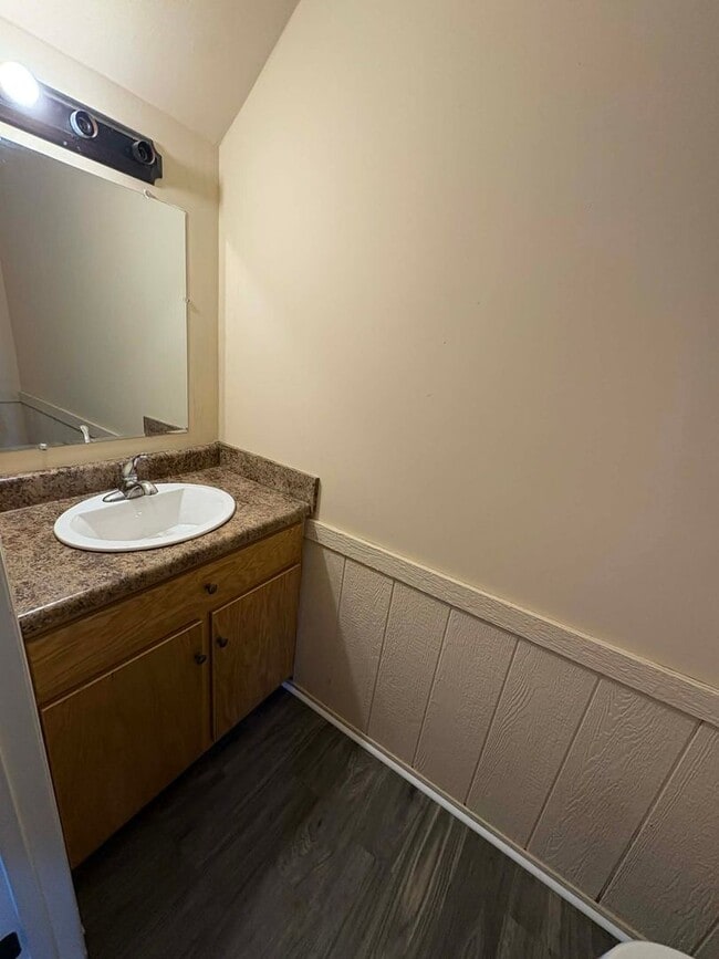 Building Photo - 527 A - D