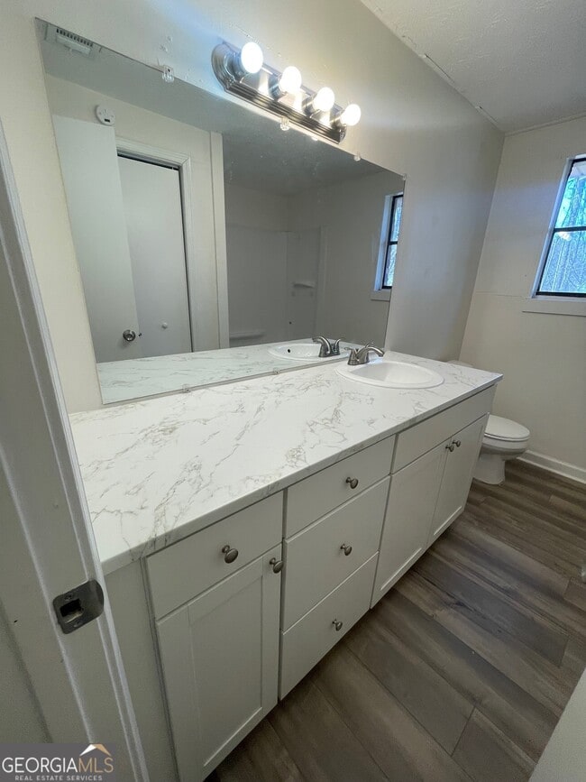 Building Photo - 150 S Meadowcliff Cir