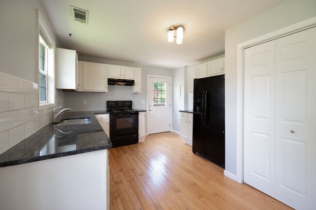 Building Photo - LOOK NO FURTHER THAN THIS INGLEWOOD CHARMER!