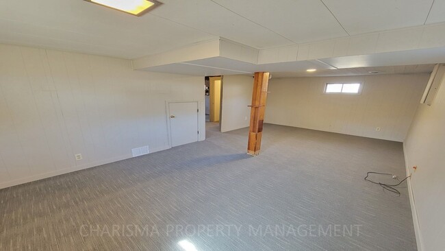 Building Photo - Newly Updated 2 Bedroom, 1.5 Bath House, C...