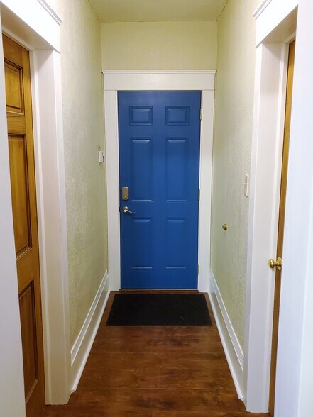 Signature Blue Door - 1211 Pine St