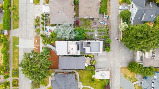 Building Photo - Hilltop Gem w/ AC and 360° Rooftop Views (1st Month Free)