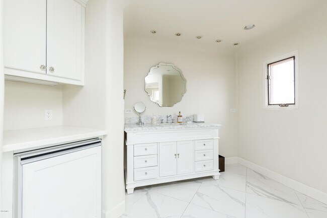Building Photo - 7421 N Las Brisas Ln