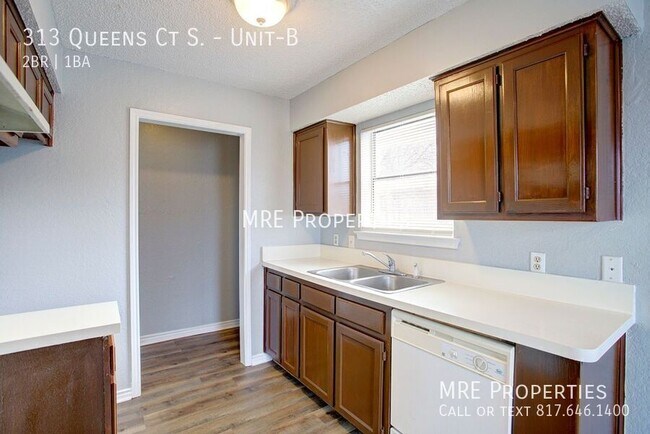 Building Photo - 313 Queens Ct S