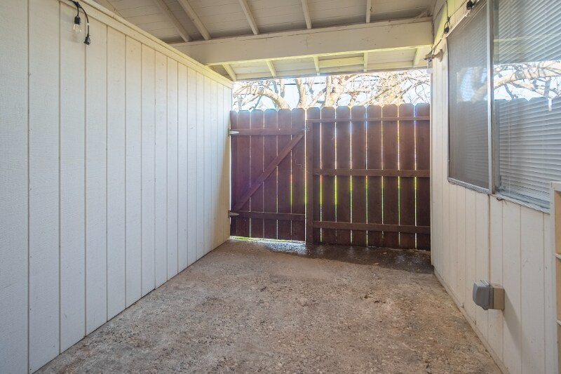 Building Photo - 323 Montrose Dr