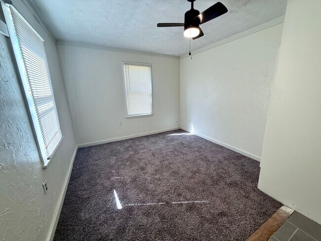 Building Photo - Cute 2BD 1.5BA Craftsmen w/ Bonus Room and Closet in Historic Putnam Heights!!