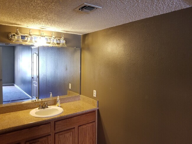 Building Photo - *FREE RENT THRU 6-30-26**HCVP considered*DOWNSTAIRS 1BD 1BA CONDO!