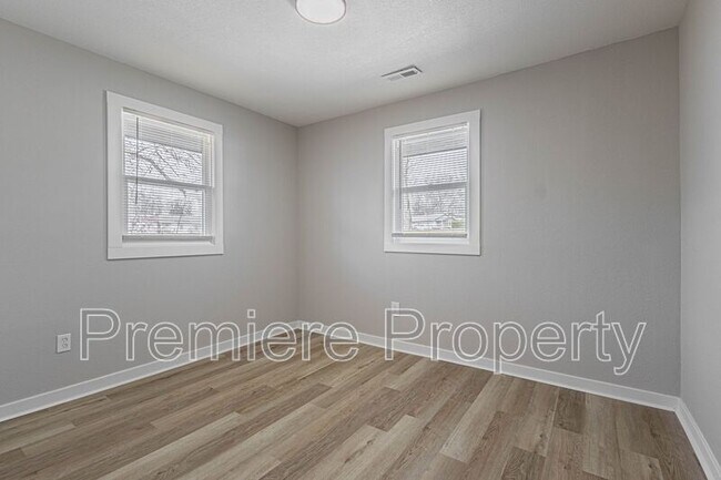 Building Photo - 721 E College St