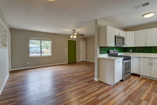 Building Photo - Price reduced. College students welcome in this 4 bedroom home!