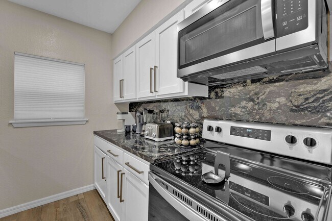 Building Photo - 111 E Hibiscus St