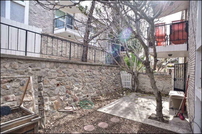Building Photo - 6700 Escondido Dr