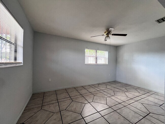Building Photo - Charming 3 bed 1 bath Single Family Home w...