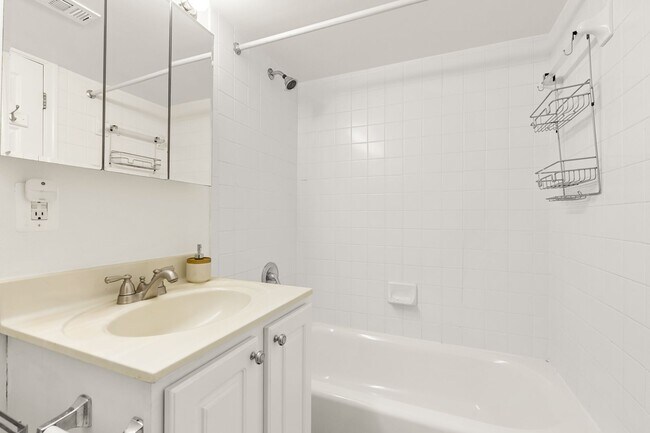 Building Photo - Spacious & Conveniently Located 2br/2ba on U St Corridor!