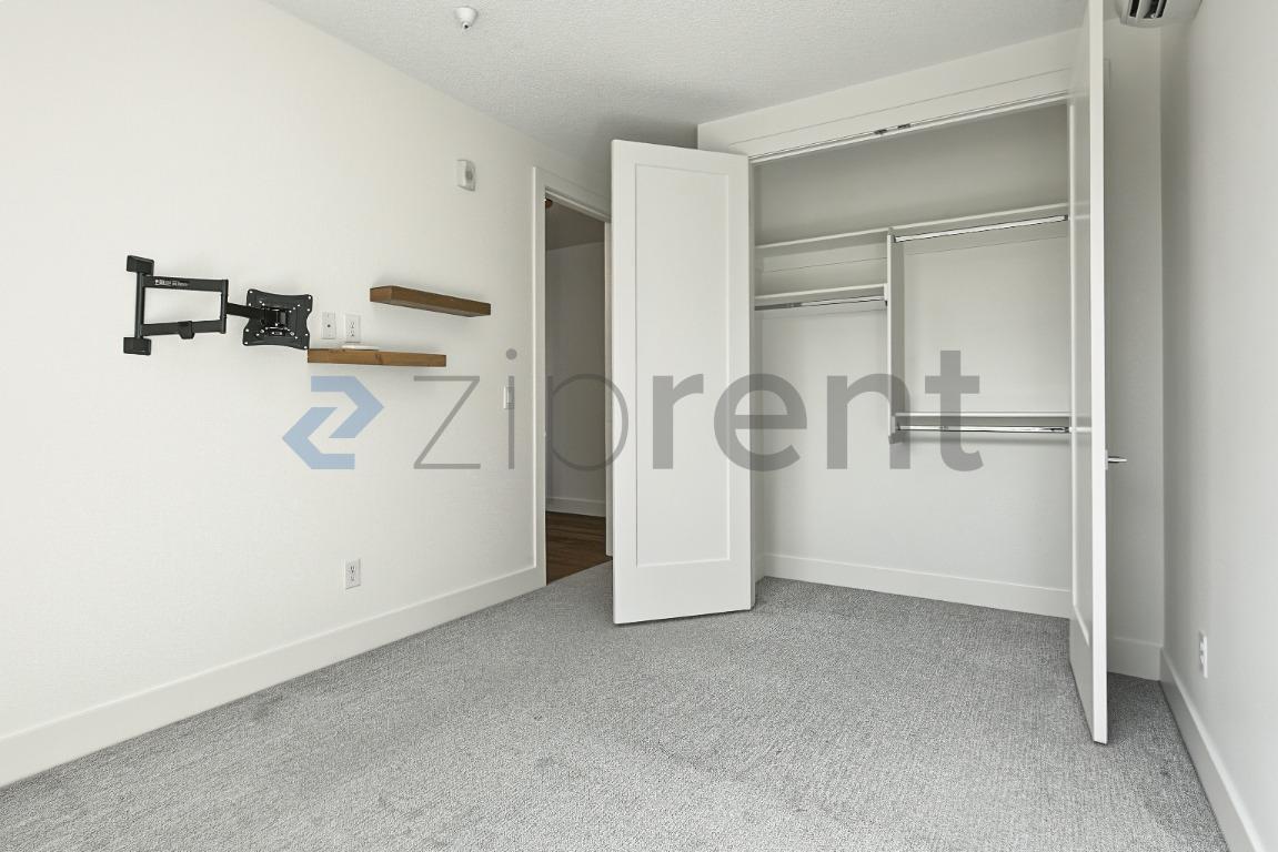 Building Photo - Unit D