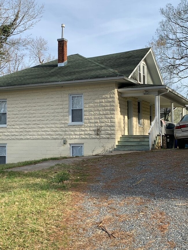 Building Photo - 215 N Lewis St