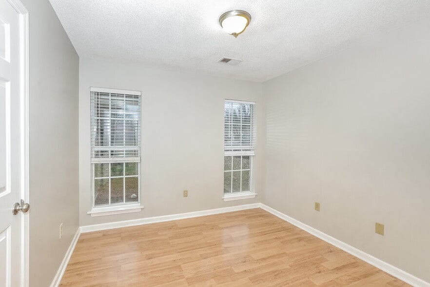 Building Photo - 5850 Waverly Dr