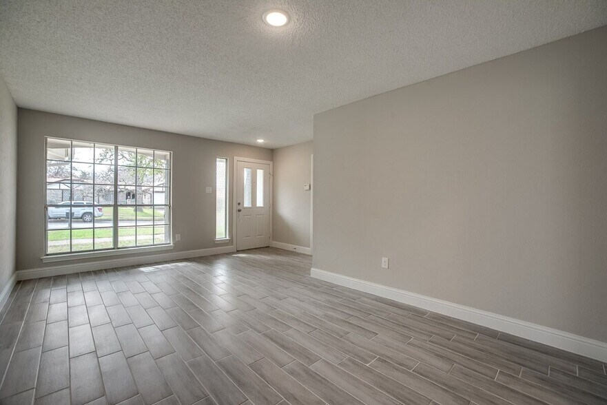 Front Entry - 2311 Blackhaw Ct