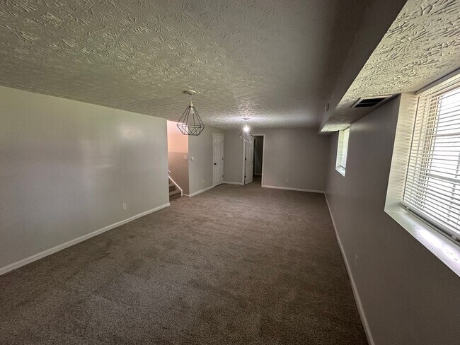 Building Photo - Newly Renovated 4 bed 3 FULL BATH / Warren Woods