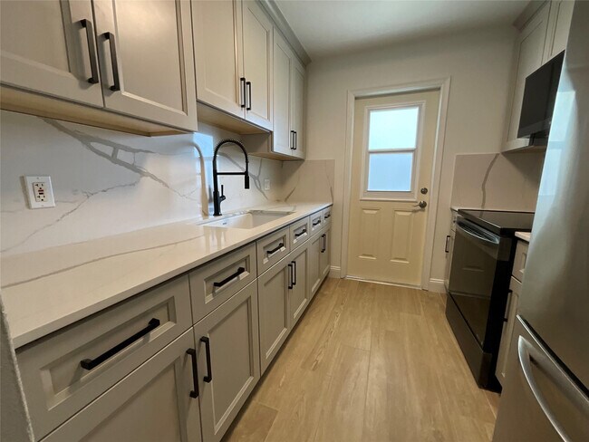 Building Photo - 2424 NE 9th St