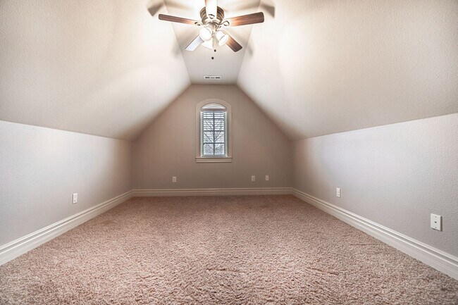Building Photo - Gorgeous Rogers Home!