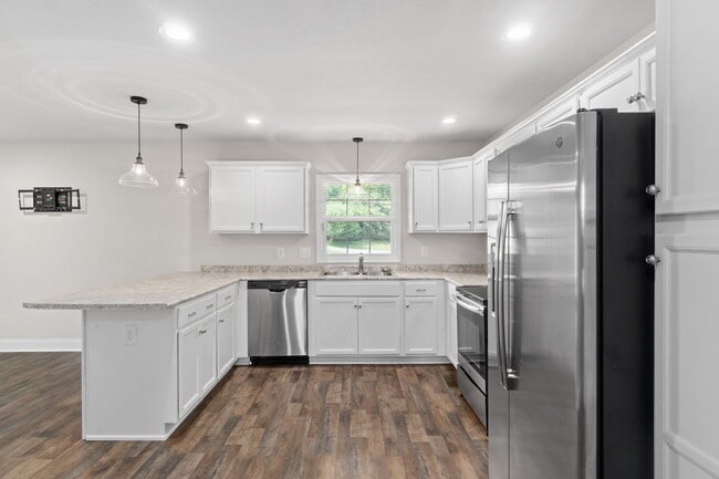 Building Photo - 370 Rossview Rd