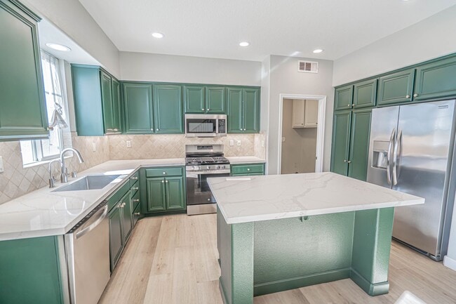 Building Photo - Spacious 4-Bedroom Townhome with Downstairs Bed/Bath in Creekside!