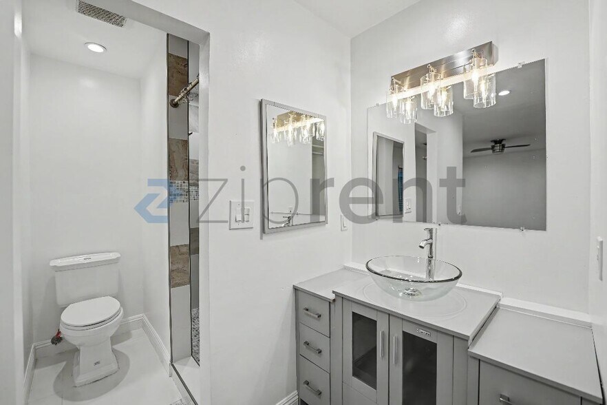 Building Photo - Unit