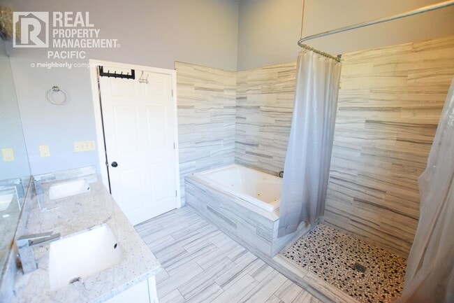 Building Photo - Renovated 5BR Home with Parking & Outdoor ...