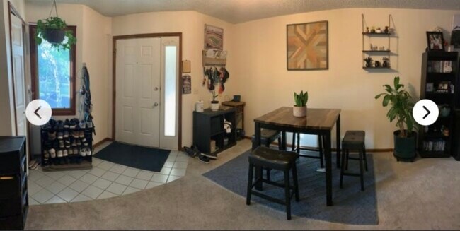 Inviting entry with coat closet - 1424 Front Nine Dr