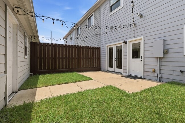 Building Photo - 9419 Stonehouse Ln