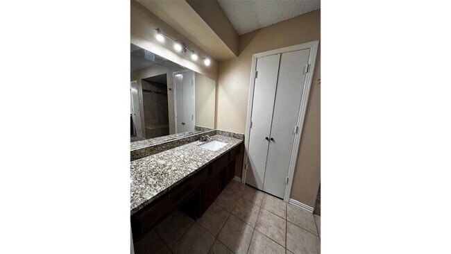 Building Photo - 1025 Cloverdale Ln
