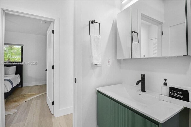 Building Photo - 811 NE 17th Ct