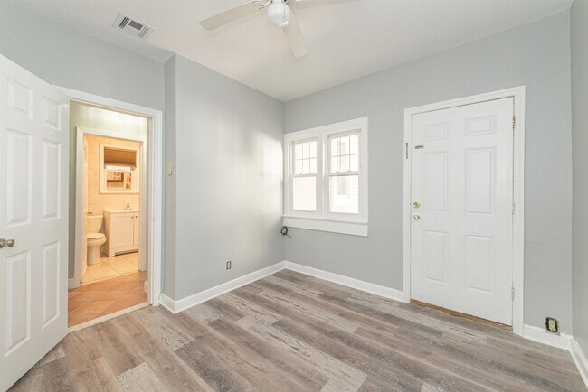 Building Photo - 413 24th St