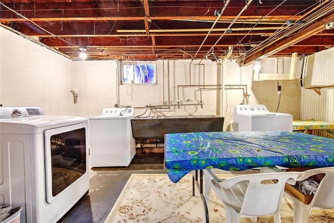 Building Photo - 910 Hope St