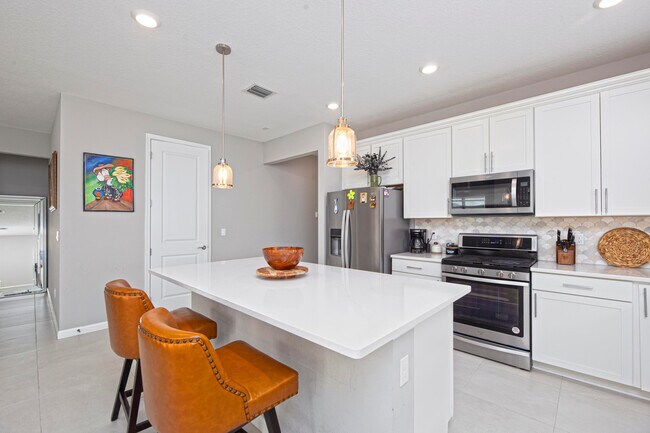 Building Photo - 833 SE Courances Dr