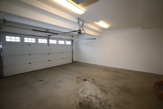 Building Photo - 3 Bedroom Condo close to JBER!