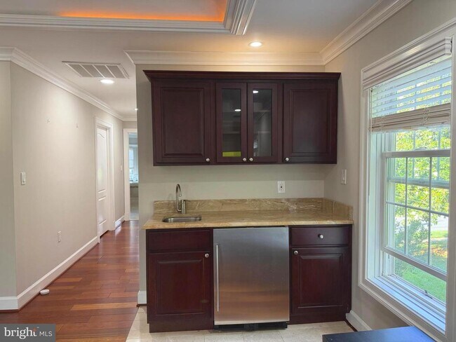 Building Photo - 6529 Fairlawn Dr