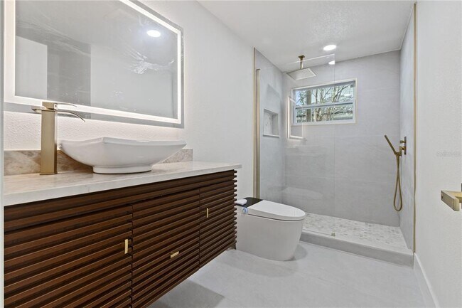 Building Photo - 3232 W Oakellar Ave
