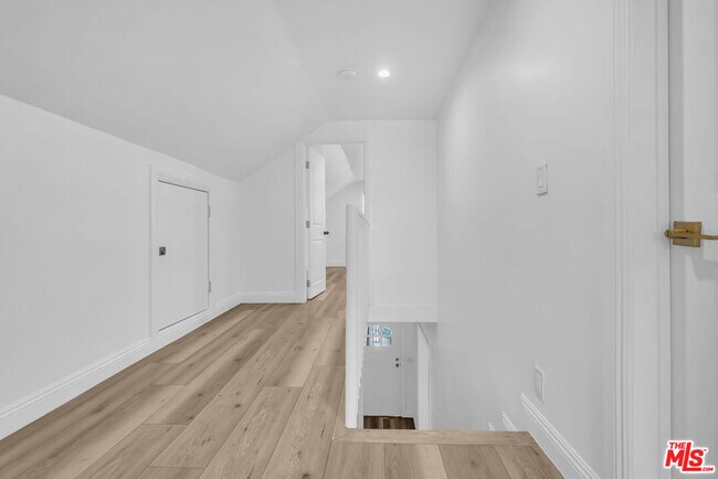 Building Photo - 261 W 43rd Pl