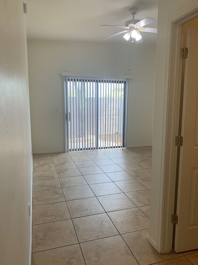 Building Photo - 9109 E Esperanza Dr
